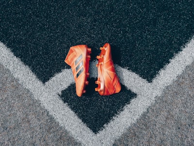 小球迷脸上涂着球队油彩特写