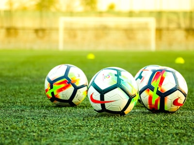 球迷在看台上挥舞围巾庆祝进球