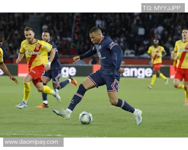 那不勒斯大胜巴黎圣日耳曼帽子戏法引爆全场战术分析与精彩瞬间回顾